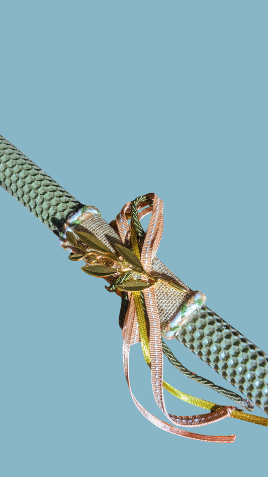 Πασχαλινή χρωματιστή λαμπάδα με μεταλικό κλαδάκι ελιάς