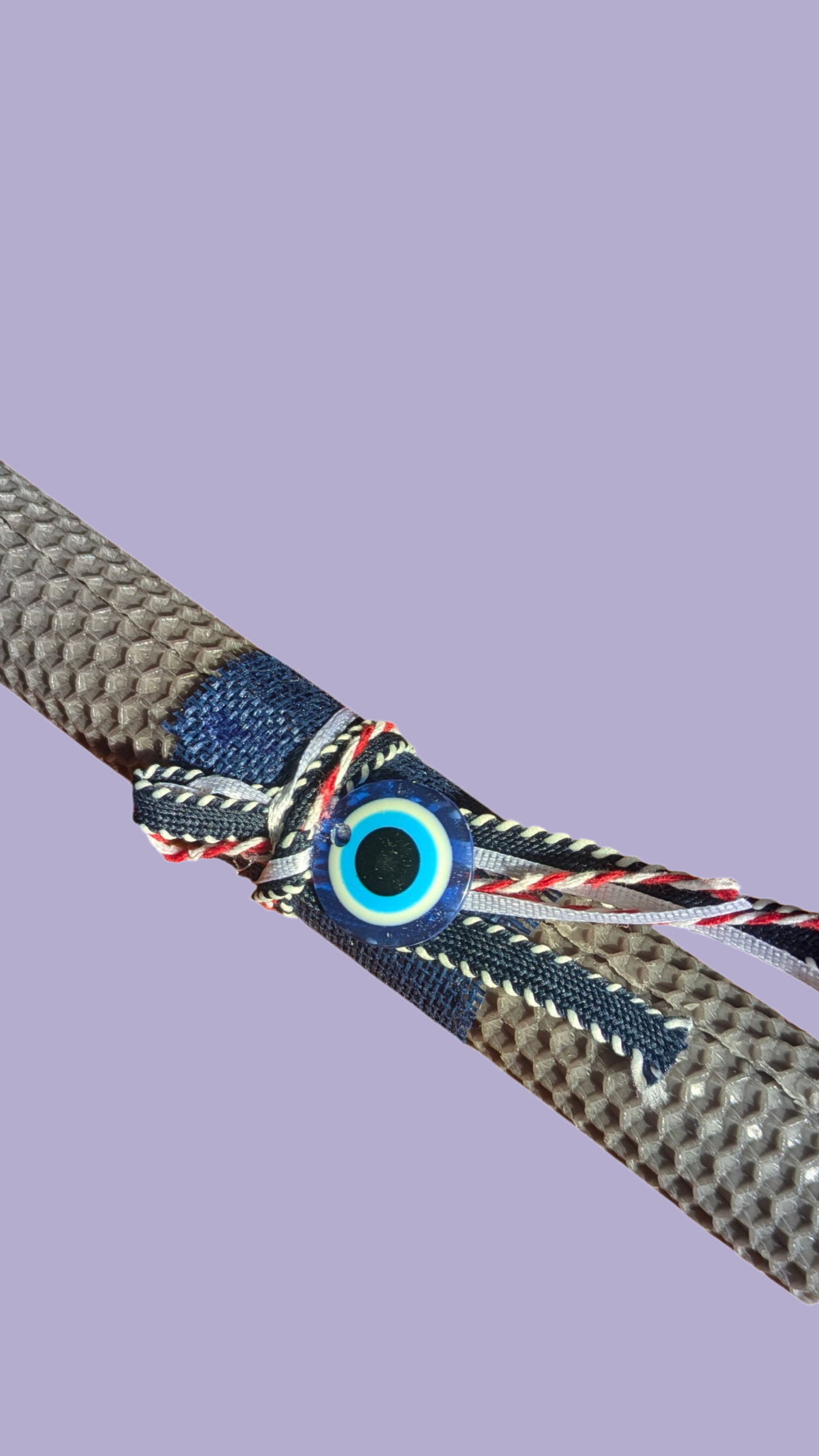 Osterfarbene Kerze mit Glücksauge-Amulett