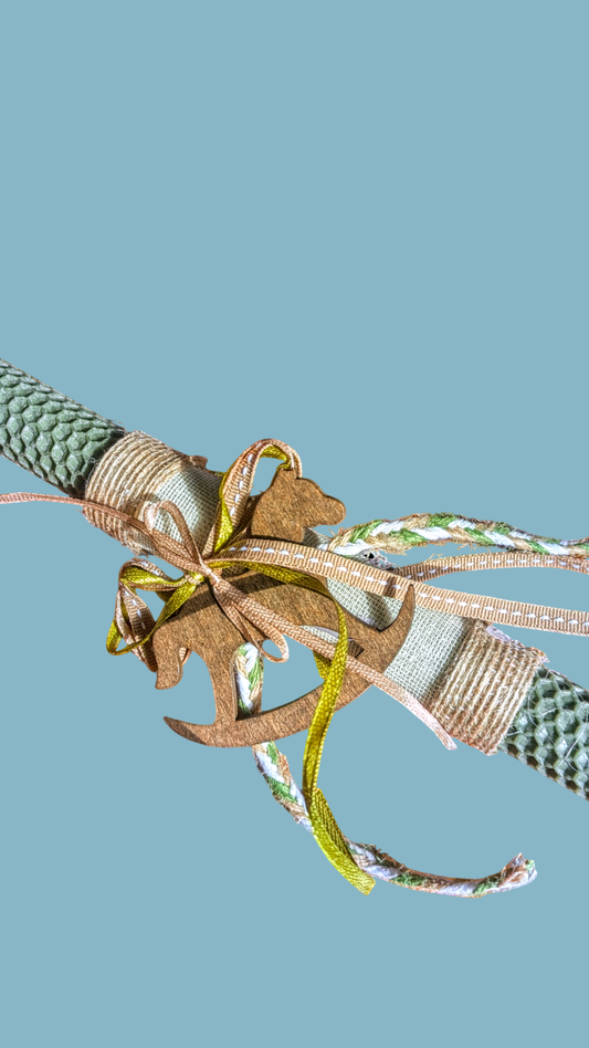 Πασχαλινή χρωματιστή λαμπάδα με ξύλινο διακοσμητικό αλογάκι