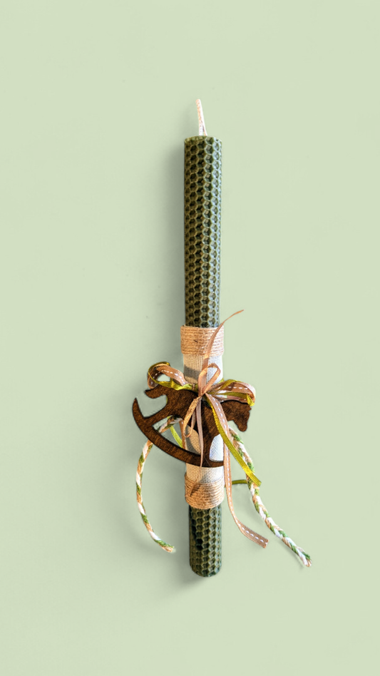 Πασχαλινή χρωματιστή λαμπάδα με ξύλινο διακοσμητικό αλογάκι